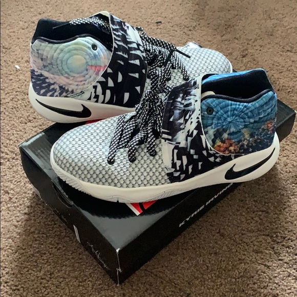 Kyrie Irving 2 sneakers - Picture 1 of 3